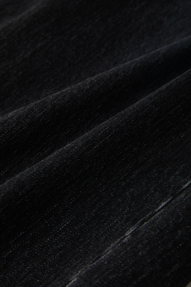 블랙 와이드 핏 엠보 워싱 데님 팬츠는 남성 고객을 위한 캐주얼 스타일의 아이템입니다. 사계절 모두 착용 가능하며, 출근룩과 모임룩에 모두 잘 어울립니다. 넉넉한 와이드 핏으로 편안함을 강조했으며, 스톤 워싱과 엠보 워싱 디테일이 빈티지한 멋을 더합니다. 허리에는 스트링이 있어 사이즈 조절이 용이합니다. 미니멀, 시티보이 스타일을 즐겨 입는 분들께 추천합니다.
