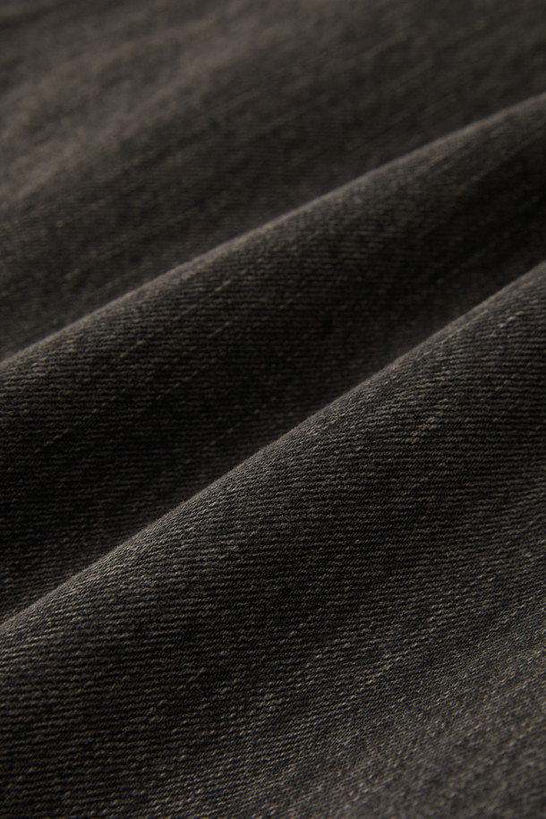 **브라운 와이드 핏 청바지**는 캐주얼, 미니멀, 클래식 스타일을 아우르는 남성 데님 팬츠입니다. 봄, 가을에 적합하며, 넉넉한 와이드 핏과 긴 기장으로 편안함과 스타일을 동시에 제공합니다. 데님 소재에 스톤워싱 및 가먼트다잉 공법을 더해 자연스러운 색감과 빈티지한 매력을 살렸습니다. 스트링 밴딩 처리로 허리 조절이 용이하며, 무지 디자인으로 다양한 상의와 손쉽게 매치할 수 있습니다. 일상에서 편안하게 착용하기 좋은 와이드핏 청바지입니다.
