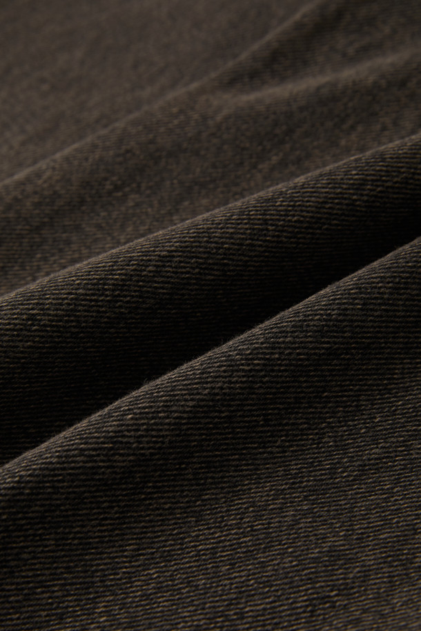 브라운 컬러의 데님 소재 "브라운 다트 디테일 청바지"입니다. 벌룬핏 루즈핏으로 편안한 착용감을 선사하며, 봄, 가을 시즌에 적합합니다. 바이오워싱과 스톤워싱 처리된 데님은 부드러운 촉감과 자연스러운 워싱 디테일을 자랑합니다. 다트 디테일과 아웃심 커브 디자인이 돋보이며, 캐주얼 및 미니멀 스타일의 산책룩에 활용하기 좋습니다. 남녀 모두 착용 가능한 디자인으로, 일상에서 폭넓게 활용할 수 있습니다.
