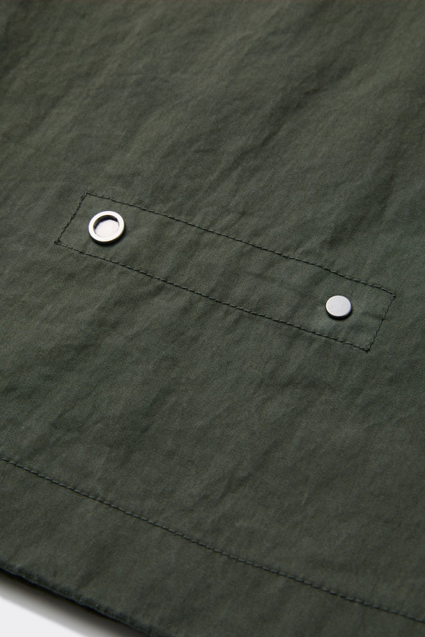 캐주얼 무드의 남성용 카키 플레어 팬츠입니다. 면과 나일론 혼방 소재로 제작되어 봄, 가을에 적합하며, 하프 밴딩으로 편안한 착용감을 제공합니다. 무지 디자인에 긴 기장으로, 미니멀한 스타일을 연출하기 좋습니다. 하단 핏은 스냅과 E-스트링으로 조절 가능하여 다양한 스타일을 연출할 수 있습니다.
