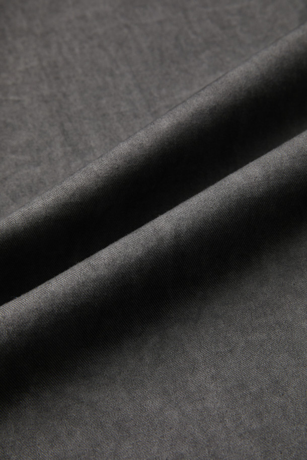 그레이 컬러의 Grey Volume Incision 팬츠는 캐주얼 및 미니멀 스타일을 즐기는 남성 고객을 위한 제품입니다. 면 소재로 제작되어 편안한 착용감을 제공하며, 루즈핏 벌룬핏으로 트렌디한 실루엣을 연출합니다. 절개 라인, 장식 다트, 장식 스티치 등의 디자인 디테일이 돋보이며, 밴딩 처리로 활동성을 높였습니다. 일상에서 편안하게 착용하기 좋은 팬츠입니다.
