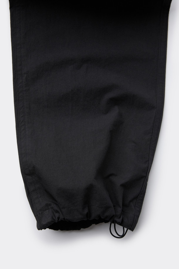 블랙 멀티 포켓 팬츠는 남성용 캐주얼 스타일의 긴 바지입니다. 면 소재로 제작되어 사계절 내내 편안하게 착용할 수 있으며, 밴딩 허리 스트링과 밑단 스트링, 스토퍼 디테일로 편안한 착용감을 제공합니다. 루즈핏으로 제작되어 여유로운 실루엣을 연출하며, 다양한 수납을 위한 멀티 포켓 디자인으로 실용성을 더했습니다. 미니멀하고 시티보이 스타일을 즐기는 분들께 추천합니다.
