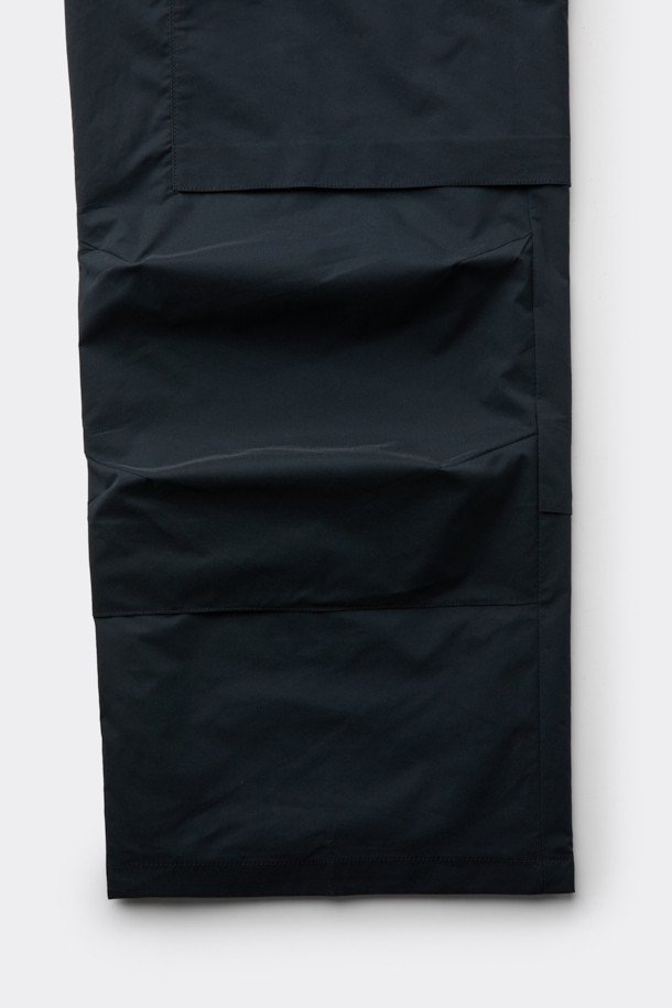 블랙 카고 파라슈트 팬츠는 남성용 와이드핏 긴바지입니다. 봄, 가을에 착용하기 좋으며, 스트릿과 캐주얼 스타일을 연출할 수 있습니다. 무지 패턴의 폴리에스테르 소재로 제작되었으며, 파라슈트 레이어 디자인과 스트링 디테일이 특징입니다. 밴딩 처리로 편안한 착용감을 제공하며 미니멀한 스타일에도 잘 어울립니다.
