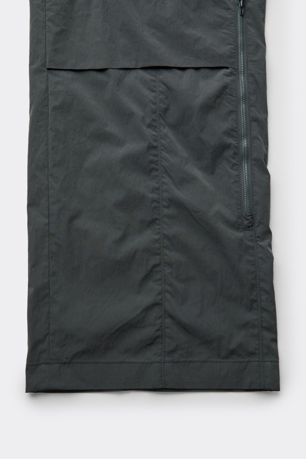 다크그레이 컬러의 Grey 사이드 지퍼 디테일 팬츠입니다. 나일론과 폴리에스테르 혼방 소재로 제작되어 사계절 내내 착용 가능하며, 은은한 광택감이 특징입니다. 와이드핏으로 편안한 착용감을 선사하며, 앞뒤 절개 디테일과 사이드 2-Way 지퍼 디테일로 포인트를 더했습니다. 하프 밴딩과 스트링으로 허리 조절이 용이하며, 출근룩, 비즈니스 캐주얼, 미니멀, 스포티, 캐주얼 스타일 모두 소화 가능한 활용도 높은 아이템입니다.
