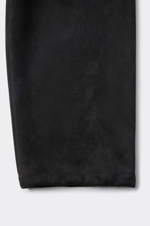 블랙 폴리 스웨이드 트랙 팬츠는 부드러운 촉감의 인조 스웨이드 소재로 제작되어 편안한 착용감을 선사합니다. 남성용으로, 캐주얼 및 스포티 스타일을 모두 소화할 수 있는 릴랙스핏 긴바지입니다. 사계절 내내 활용 가능하며, 일상복으로 적합합니다. 무지 디자인으로 미니멀한 스타일을 연출하기 좋습니다. 폴리에스테르, 폴리우레탄 혼방으로 제작되어 내구성이 뛰어나며 관리가 용이합니다.
