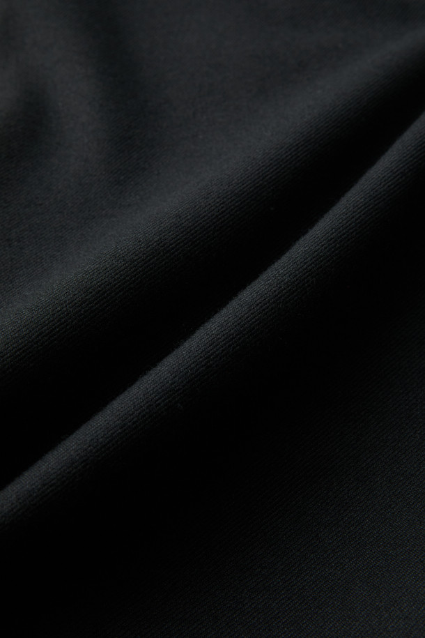 블랙 와이드 핏 코튼 울 셋업 팬츠는 포멀한 스타일을 연출하기에 완벽한 셋업 팬츠입니다. 코튼, 울, 린넨 혼방 소재로 제작되어 편안하면서도 고급스러운 착용감을 선사합니다. 와이드핏 디자인과 원턱 디테일이 트렌디하면서도 시크한 분위기를 더하며, 하프 밴딩과 스트링으로 편안한 착용감을 제공합니다. 오피스룩, 비즈니스 캐주얼, 모임룩 등 다양한 TPO에 활용 가능하며, 클래식, 미니멀, 시크 스타일을 즐겨 입는 분들께 추천합니다. 셋업으로 출시되어 세련된 스타일을 완성할 수 있습니다.
