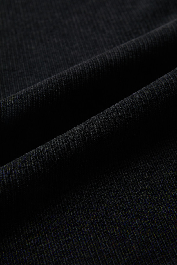 블랙 벨벳 드로우스트링 팬츠는 부드러운 촉감의 벨벳 소재와 포근한 두께감으로 가을, 겨울 시즌에 안성맞춤입니다. 와이드핏으로 편안함을 강조했으며, 하프 밴딩과 스트링 디테일로 활동성을 더했습니다. 무지 디자인에 원턱을 더해 캐주얼하면서도 미니멀한 스타일을 연출할 수 있습니다. 출근룩과 모임룩 모두 소화 가능한 활용도 높은 아이템입니다.
