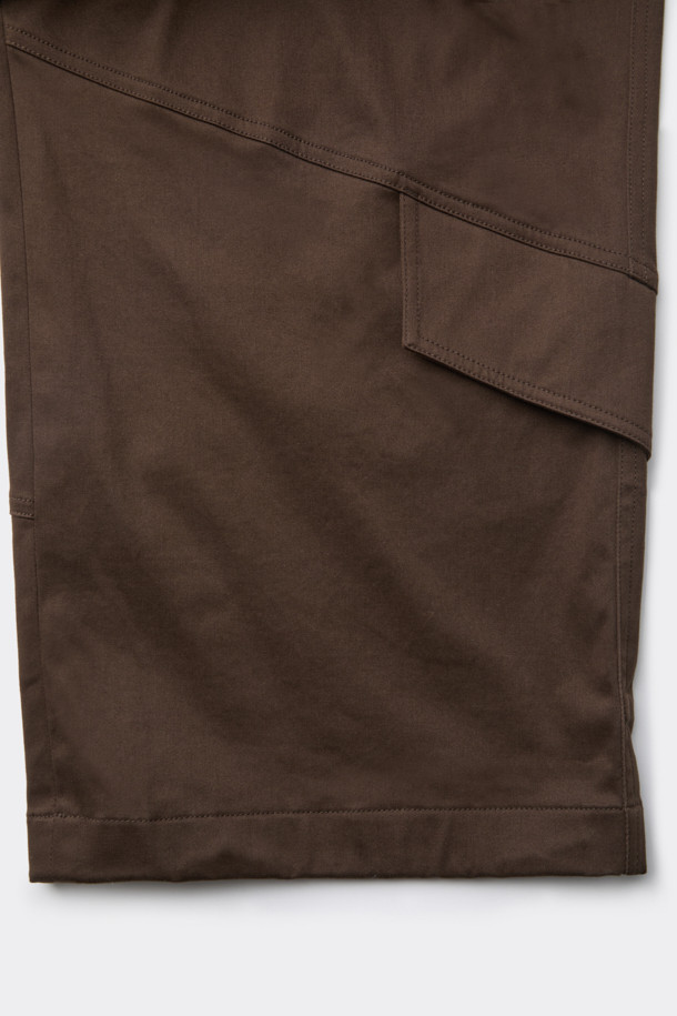 브라운 플랩 디테일 팬츠는 남성용 와이드 팬츠로, 가을과 겨울에 따뜻하게 착용할 수 있습니다. 겉감은 면 소재, 안감은 기모로 제작되어 부드러운 착용감을 선사하며, 신축성이 있어 편안한 활동성을 보장합니다. 루즈핏에 두꺼운 두께감으로 보온성을 높였으며, 무지 패턴에 페이크 플랩 포켓, 다트, 허리 비조 디테일이 더해져 캐주얼하면서도 클래식한 무드를 연출합니다. 출근룩이나 모임룩 등 다양한 TPO에 활용 가능하며, 미니멀한 스타일을 즐기는 분들께 추천합니다.
