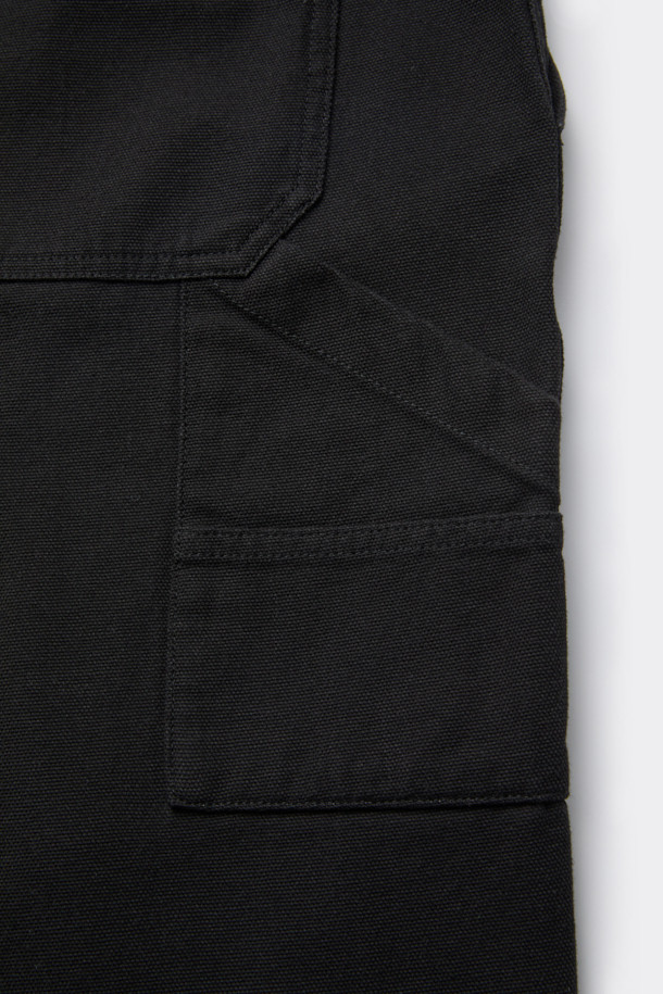 **BISCO SMITH (비스코 스미스) 블랙 코튼 카펜터 팬츠**

BISCO SMITH (비스코 스미스) 블랙 코튼 카펜터 팬츠는 스트릿 스타일을 기반으로, 워크웨어와 캐주얼 무드를 더한 긴 기장의 와이드핏 면 바지입니다. 무릎 부분의 파라슈트 레이어 디자인과 BISCO SMITH 'AsAbove' 자수 디테일이 특징입니다. 고밀도 코튼 소재를 사용하여 튼튼하며, 두꺼운 두께감으로 제작되었습니다. 편안하면서도 개성 있는 스타일을 연출하기에 좋은 아이템입니다.
