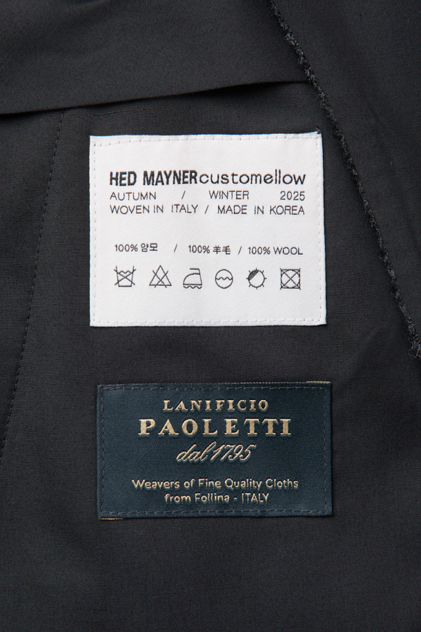 [HED MAYNER] 그레이 울 커브드 팬츠는 모던하고 미니멀한 스타일을 추구하는 남성을 위한 울 팬츠입니다. 가을과 겨울에 어울리는 두꺼운 두께감의 루즈핏 와이드 팬츠로, 부드러운 촉감의 울 소재로 제작되었습니다. 커브드 실루엣과 구조적인 볼륨감이 특징이며, 무릎 다트, 뒷절개 라인, YKK 지퍼 디테일로 완성도를 높였습니다. 출근룩, 비즈니스 캐주얼, 모임룩 등 다양한 TPO에 활용 가능한 클래식하고 시크한 아이템입니다.
