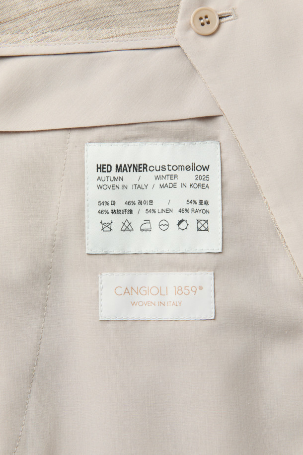 [HED MAYNER] 아이보리 린넨 커브드 팬츠는 미니멀하고 모던한 스타일을 추구하는 남성분들을 위한 제품입니다. 부드러운 린넨과 레이온 혼방 소재로 제작되어 봄, 여름 시즌에 시원하게 착용하기 좋습니다. 와이드 핏과 루즈핏으로 편안한 착용감을 선사하며, 허리선 주름, 무릎 다트 디테일, 뒷절개 라인이 돋보입니다. YKK 지퍼와 사이드, 후면 포켓 디테일로 실용성을 더했으며, 데이트룩, 출근룩 등 다양한 TPO에 활용 가능합니다.
