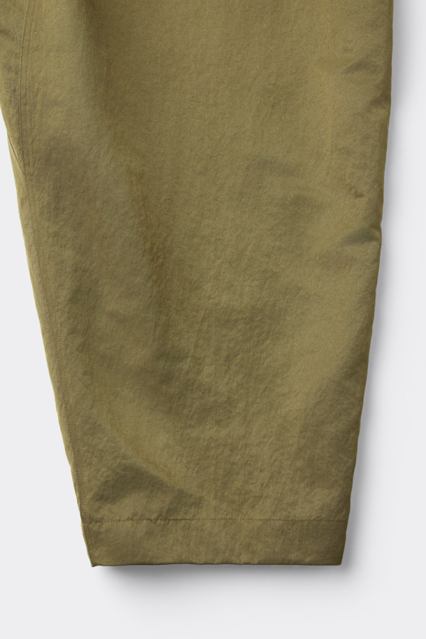 [HED MAYNER] 골드 나일론 유도 팬츠는 이탈리안 나일론 원단으로 제작되어 부드러운 촉감과 은은한 광택감이 돋보입니다. 허리 주름 디테일과 내부 스트링, 포켓 하단의 포인트 라벨이 특징이며, 벌룬핏과 루즈핏으로 편안하면서도 볼륨감 있는 실루엣을 연출합니다. 여행룩, 산책룩 등 다양한 TPO에 활용 가능하며, 미니멀, 캐주얼, 시티보이 스타일을 즐겨 입는 분들께 추천합니다. 무지 디자인으로 어떤 상의와도 매치하기 용이하여 데일리 팬츠로 활용하기 좋습니다.
