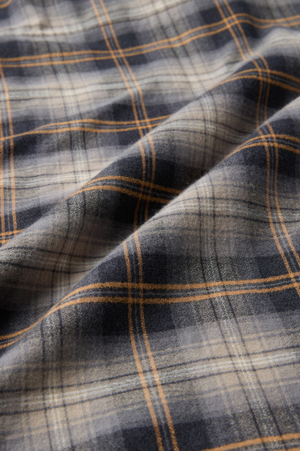 오렌지 색상과 브라운 컬러가 조화로운 오버핏 스트링 체크 셔츠입니다. SOMELOS 유럽 수입 면 원단을 사용하여 부드러운 촉감을 선사하며, 봄, 가을 시즌에 착용하기 좋습니다. 차이나칼라와 긴 소매, 레귤러 기장으로 깔끔한 핏을 연출하며, 캐주얼한 스타일을 완성합니다. 스트링 디테일과 체스트 포켓, 와펜 포인트가 더해져 개성 있는 데이트룩, 여행룩을 연출해보세요. 셔츠 하나만으로 캐주얼, 클래식, 미니멀 무드를 모두 소화할 수 있습니다.
