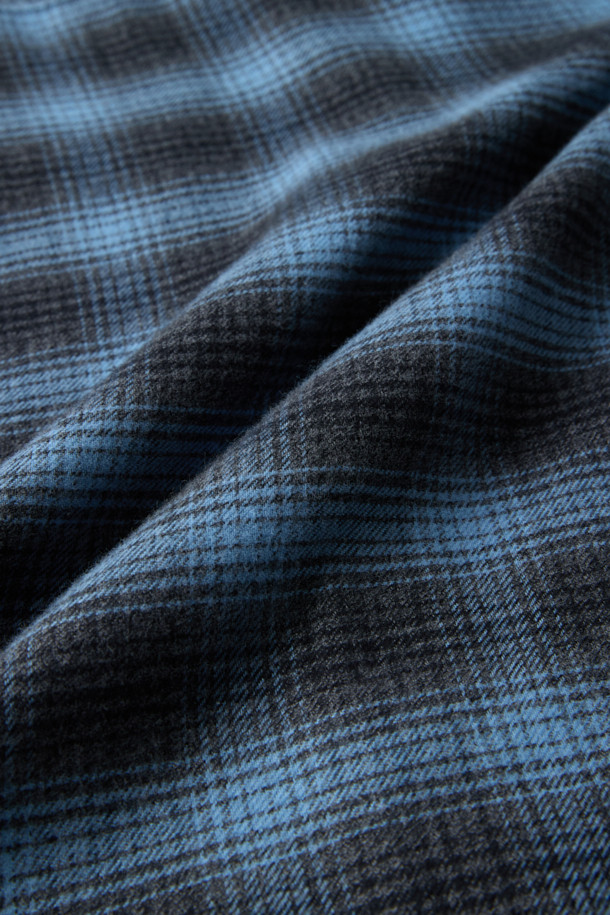 블루 오버사이즈 핏 스트링 체크 셔츠는 캐주얼 무드를 연출하는 남녀 공용 셔츠입니다. 봄, 가을 시즌에 적합하며, 데이트룩, 모임룩, 캐주얼, 클래식, 미니멀 스타일 연출에 활용할 수 있습니다. 옴브레 체크 패턴과 긴소매, 카라넥 디자인이 특징이며, 넉넉한 오버핏으로 편안한 착용감을 선사합니다. 면 소재에 스트링 디테일, 체스트 포켓, 와펜 포인트로 포인트를 더했으며, SOMELOS 유럽 수입 원단을 사용하여 고급스러운 퀄리티를 자랑합니다.
