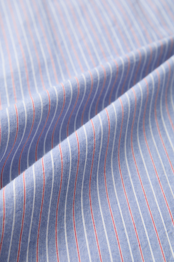 블루 오버사이즈 핏 슬릿 카라 롱 셔츠는 남성용 셔츠로, 봄, 가을에 착용하기 좋습니다. 베이직하고 캐주얼한 스타일로, 데이트룩이나 봄 소풍룩에 적합합니다. 얇은 두께의 면 소재로 제작되어 편안한 착용감을 선사하며, 긴 소매와 스트라이프 패턴이 특징입니다. 슬릿넥 디자인과 사이드 슬릿 디테일이 돋보이며, 오버핏으로 트렌디한 스타일을 연출합니다. 캐주얼, 미니멀, 클래식 스타일을 즐겨 입는 분들께 추천합니다.
