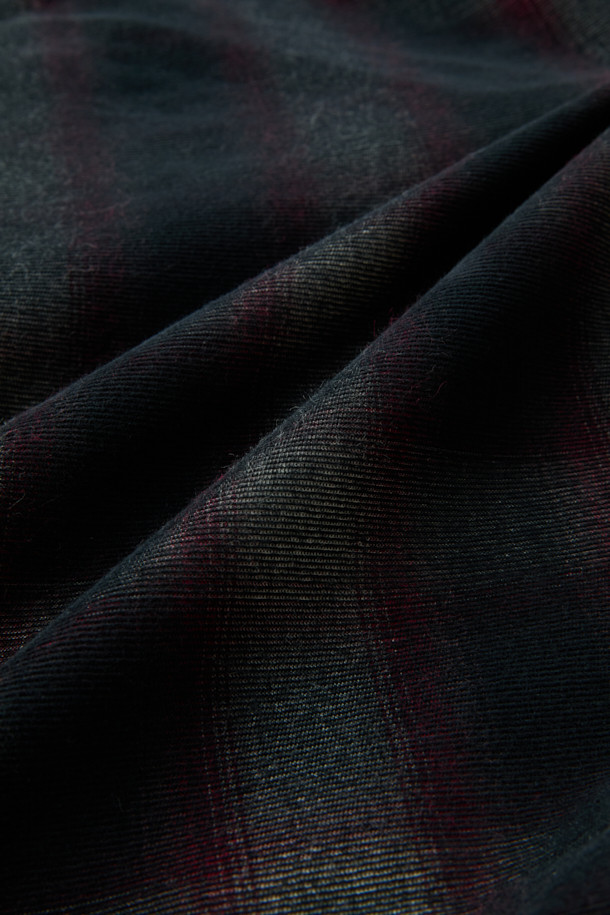 레드 스트링 체크 아우터 셔츠는 남성용 셔츠로, 봄, 가을에 캐주얼하게 연출하기 좋습니다. 레드와 블랙 컬러의 체크 패턴이 돋보이며, 오버핏으로 편안한 착용감을 선사합니다. 카라넥 디자인에 긴 소매 기장으로 제작되었으며, 체스트 포켓과 밑단 스트링 디테일로 포인트를 더했습니다. 데이트룩, 봄 소풍룩, 캐주얼, 미니멀, 시티보이 스타일을 즐기는 분들께 추천합니다. 밑단 스트링으로 핏 조절이 가능하여 다양한 스타일을 연출할 수 있습니다.
