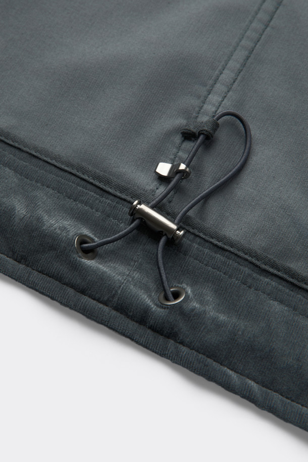 그레이 컬러의 코듀로이 아우터 셔츠입니다. 부드러운 코튼, 폴리우레탄, 코듀로이 혼방 소재로 제작되어 가을, 겨울철 따뜻하게 착용할 수 있습니다. 오버핏 크롭 기장으로 트렌디한 스타일을 연출하며, 밑단 스트링 조절 기능과 전면 체스트 포켓 디테일이 돋보입니다. 캐주얼, 미니멀, 클래식 스타일을 즐기는 남성분들께 출근룩, 모임룩으로 추천합니다. 긴 소매 기장으로 다양한 룩에 활용하기 좋습니다.
