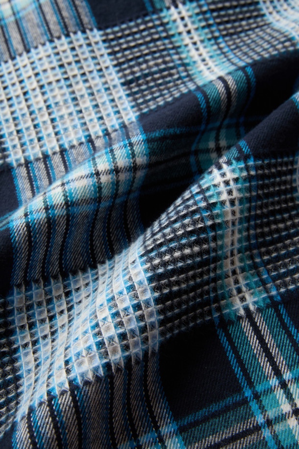 블루 체크 집업 아우터 셔츠는 남성 고객을 위한 캐주얼 스타일의 상의입니다. 봄, 가을에 적합하며, 베이직한 디자인으로 다양한 룩에 활용하기 좋습니다. 릴랙스핏으로 편안한 착용감을 선사하며, 칼라넥 라인과 긴 소매가 특징입니다. YKK 2-Way 지퍼, 체스트 포켓, 사이드 포켓을 갖춰 실용성을 높였으며, SOMELOS 유럽 수입 면 원단을 사용하여 고급스러운 촉감을 느낄 수 있습니다. 데이트룩, 봄 소풍룩 등 다양한 TPO에 활용 가능하며, 캐주얼, 클래식, 미니멀 스타일을 모두 소화할 수 있는 매력적인 아이템입니다.
