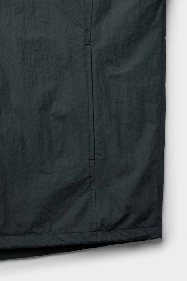 블랙 패딩 아우터 셔츠는 남성용 캐주얼 패딩셔츠입니다. 가을과 겨울에 착용하기 좋으며, 차이나칼라와 긴 소매, 무지 패턴으로 미니멀한 스타일을 연출합니다. 초경량 하스 충전재를 사용하여 보온성을 높였으며, 퀼팅 안감으로 부드러운 착용감을 제공합니다. 밑단 스트링 디테일과 우레탄 라벨 포인트가 특징이며, 핏은 오버핏으로 제작되었습니다. 면과 나일론 혼방 소재로 제작되어 편안함과 내구성을 동시에 갖췄습니다.
