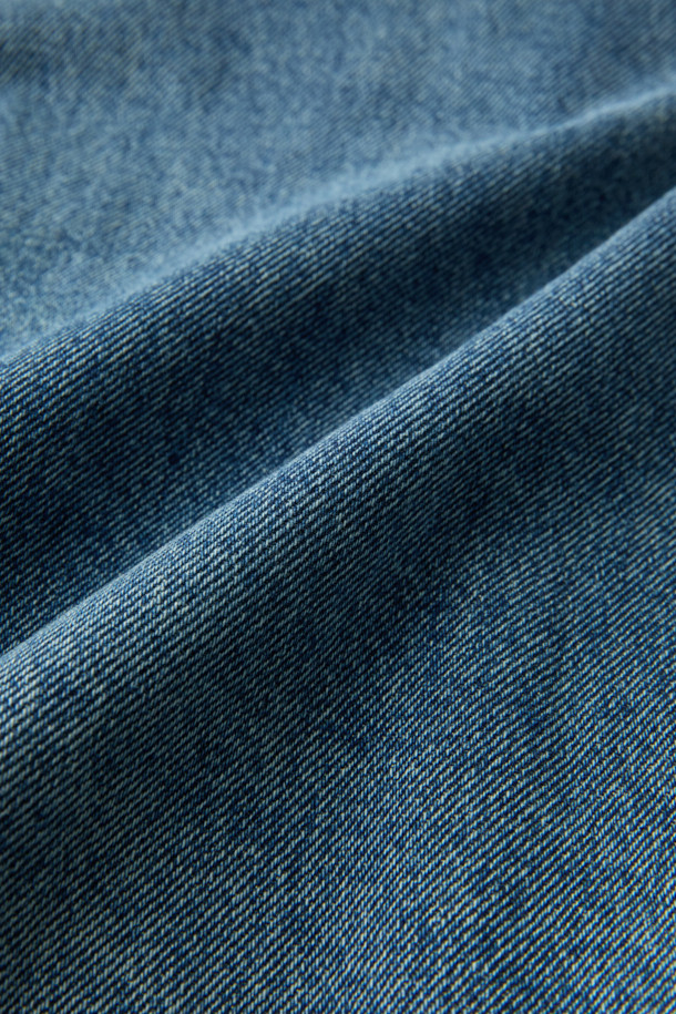 인디고 컬러의 블루 데님 디트로이트 재킷입니다. 봄, 가을에 어울리는 중간 두께감의 면 데님 소재로 제작되었으며, 릴랙스 핏으로 편안한 착용감을 선사합니다. YKK 2-Way 지퍼와 히든 포켓, 밑단 밴딩 디테일이 특징이며, 캐주얼, 스트릿 스타일을 즐겨 입는 남성분들에게 추천합니다. 데이트룩, 봄 소풍룩 등 다양한 TPO에 활용 가능하며, 미니멀한 스타일 연출에도 좋습니다. 긴 소매 기장으로 어떤 룩에도 잘 어울립니다.
