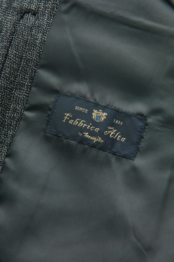 블랙 울 트위드 지퍼 재킷은 가을과 겨울, 당신의 스타일을 완성할 남성용 아우터입니다. 클래식하고 미니멀한 무드를 자아내며, 출근룩, 비즈니스 캐주얼, 모임룩 등 다양한 TPO에 활용하기 좋습니다. 릴랙스핏으로 편안함을 선사하며, YKK 2-Way 지퍼와 가슴 2포켓 디자인으로 실용성을 더했습니다. 두꺼운 울 소재의 트위드 패턴은 고급스러운 질감을, 긴 소매는 따뜻함을 책임집니다. 시크한 스타일을 연출하고 싶은 당신에게 완벽한 선택이 될 것입니다.
