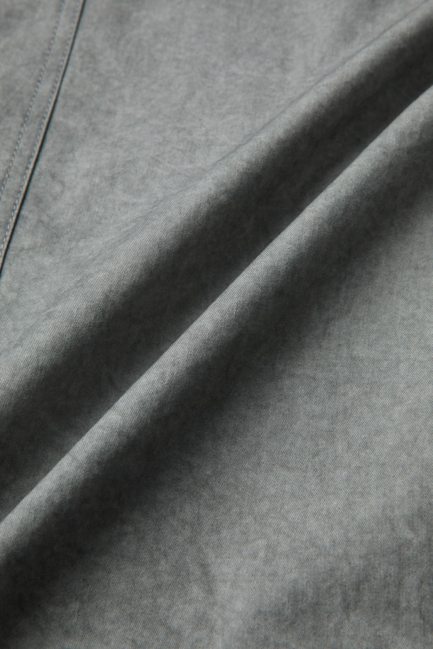 라이트 그레이 면 후드 집업 재킷은 캐주얼하고 미니멀한 스타일을 추구하는 남성분들을 위한 제품입니다. 봄, 가을에 적합하며, 부드러운 촉감의 면 소재로 제작되어 편안한 착용감을 선사합니다. 릴랙스 핏과 레귤러 기장으로 제작되어 편안한 착용감을 제공하며, YKK 2-Way 지퍼와 빈티지 다잉 가공으로 디테일을 더했습니다. 출근룩과 여행룩 등 다양한 TPO에 활용 가능하며, 무지 디자인으로 어떤 스타일에도 쉽게 매치할 수 있습니다.
