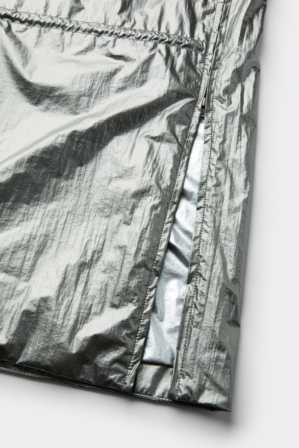 실버 4way 후드 재킷은 남성용 점퍼로, 봄, 가을 간절기에 활용하기 좋은 아이템입니다. 캐주얼, 스포티, 미니멀 스타일을 모두 소화할 수 있으며, 여행룩, 산책룩에 적합합니다. 가볍고 얇은 나일론 소재로 제작되어 편안한 착용감을 제공하며, 오버핏으로 트렌디한 스타일을 연출합니다. 탈부착 후드, 허리 스트링, 4way 변형, 밑단 폴딩 기능으로 다양한 스타일을 연출할 수 있으며, 사이즈 조절 기능이 있어 실용적입니다.
