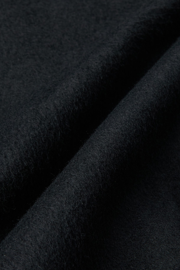 블랙 바시티 재킷은 가을과 겨울, 쌀쌀한 날씨에 따뜻하게 착용하기 좋은 남성용 아우터입니다. 스포티하면서도 캐주얼한 무드를 연출하며, 오버핏으로 편안한 착용감을 선사합니다. 울, 나일론, 레더 소재를 사용하여 부드러운 촉감과 두꺼운 두께감을 자랑합니다. 일상, 출근룩, 모임룩 등 다양한 TPO에 활용 가능하며, 무지 디자인으로 미니멀한 스타일을 완성합니다. 카라 탈부착, 패딩 충전재, 밑단/소매 시보리, 기모 소재 등 다양한 디테일이 돋보입니다.
