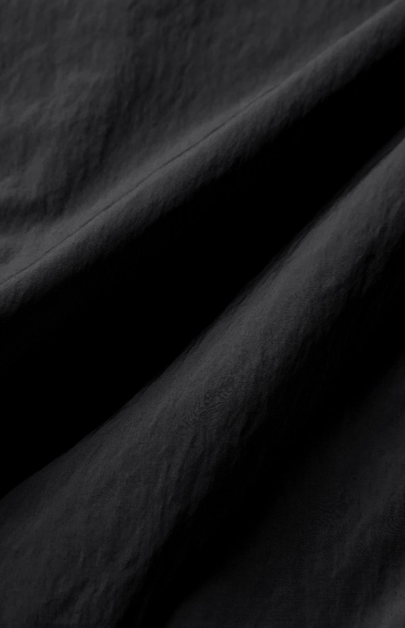 블랙 레이싱 재킷은 남성용 아우터로, 가을과 겨울에 따뜻하게 착용할 수 있습니다. 스포티하면서도 캐주얼한 무드를 연출하며, 일상 및 출근룩에 적합합니다. 릴랙스핏으로 편안한 착용감을 제공하며, 두꺼운 두께감으로 보온성을 높였습니다. 무지 디자인에 YKK 2-Way 지퍼와 이중 여밈 디테일이 돋보이며, 폴리에스테르, 나일론, 면 혼방 소재로 제작되었습니다. 긴 소매 기장의 패딩 코트 타입 레이싱 재킷입니다.
