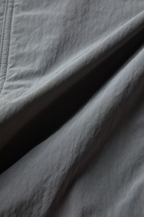 그레이 컬러의 남성용 레이싱 재킷입니다. 릴랙스 핏으로 제작되었으며, 두꺼운 두께감으로 봄, 가을에 착용하기 좋습니다. 무지 디자인에 YKK 2-Way 지퍼와 이중 여밈, 패딩 디테일이 돋보입니다. 출근룩과 모임룩에 캐주얼, 스포티, 미니멀한 스타일로 연출하기 좋습니다. 폴리에스테르, 나일론, 면 혼방 소재의 긴 소매 스포츠 재킷입니다.
