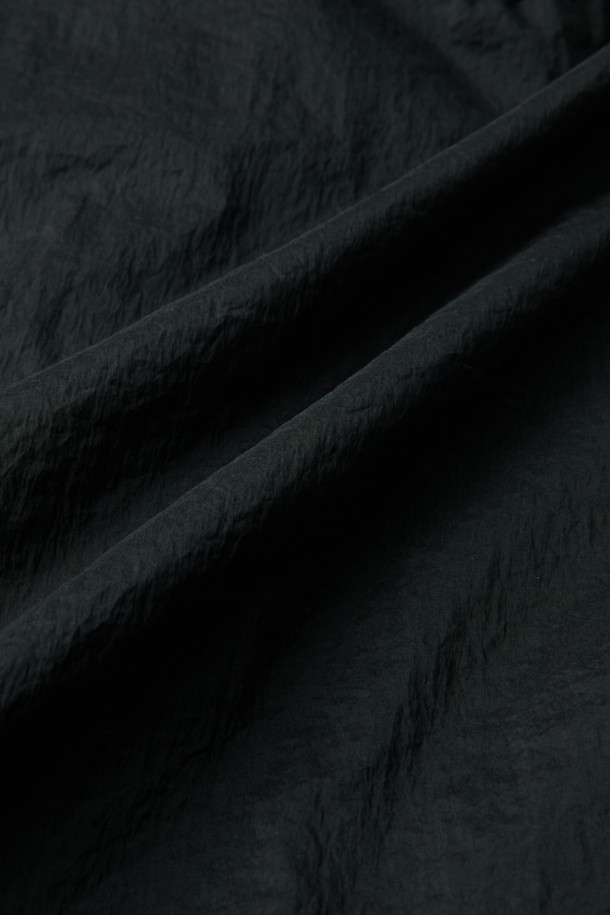 블랙 하이넥 패디드 블루종은 남성용 점퍼로, 가을과 겨울에 따뜻하게 착용할 수 있는 두꺼운 두께감의 패딩 코트입니다. 스포티하면서도 캐주얼한 스타일을 연출하며, 일상 및 출근, 여행 시에도 활용하기 좋습니다. 나일론과 폴리우레탄 혼방 소재로 제작되어 넉넉한 오버핏을 자랑하며, YKK 2-Way 지퍼, 넥 이면 니트 시보리, 소매/밑단 밴딩 마감으로 편안한 착용감을 선사합니다. 보온 기능을 갖춰 추운 날씨에도 따뜻함을 유지하며, 무지 디자인으로 미니멀한 스타일을 완성합니다.
