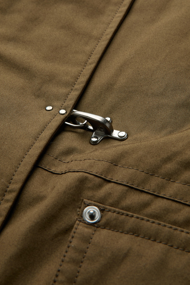 브라운 컬러의 Brown Millerain 파이어맨 재킷입니다. 가을과 겨울에 착용하기 좋은 두꺼운 두께감의 남성용 점퍼로, 밀리터리 및 클래식 스타일을 연출합니다. 면 소재로 제작되었으며, 오버핏 레귤러 기장으로 편안한 착용감을 선사합니다. 탈부착 가능한 패딩 내피와 카라 배색, YKK 2-Way 지퍼, 앞여밈 쇠고리 디테일이 특징입니다. 출근룩, 클래식, 미니멀, 워크웨어 스타일로 다양한 코디에 활용하기 좋습니다.
