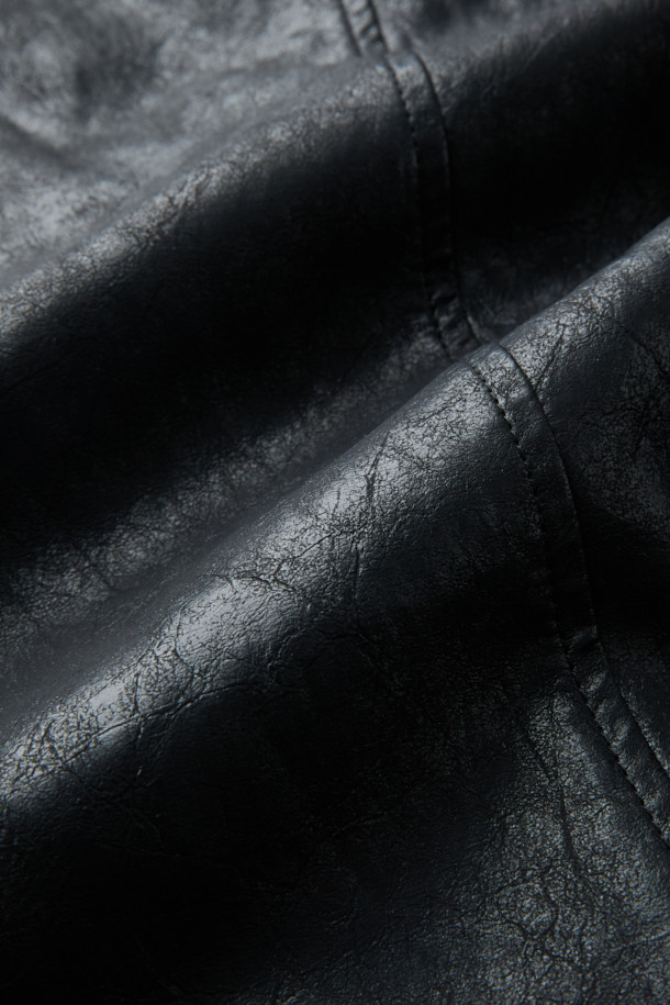 블랙 페이크 레더 리버시블 베스트는 남성용 아우터로, 가을과 겨울에 따뜻하고 스타일리시하게 연출할 수 있습니다. 캐주얼 및 베이직 스타일을 위한 무지 디자인이며, YKK 2-Way 지퍼와 페이크 퍼, 페이크 가죽 양면 사용으로 실용성을 높였습니다. 두꺼운 두께감으로 보온성을 더하며, 레귤러핏과 민소매 디자인으로 편안한 착용감을 제공합니다. 출근룩과 모임룩, 그리고 캐주얼, 클래식, 미니멀 스타일 모두 소화 가능한 활용도 높은 아이템입니다.
