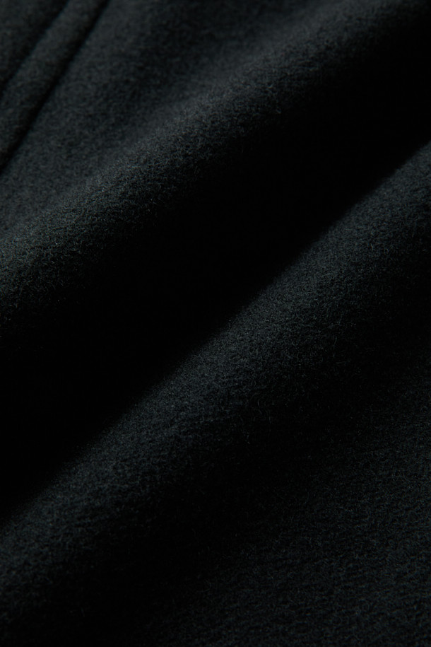 블랙 울 하이넥 재킷은 미니멀하고 베이직한 스타일을 추구하는 남성 고객을 위한 아우터입니다. 가을과 겨울, 출근룩에 적합하며, 오버핏으로 편안한 착용감을 선사합니다. 울과 나일론 혼방의 두꺼운 소재로 제작되어 보온성을 높였으며, 하이넥 디자인과 긴소매가 특징입니다. YKK 2-Way 지퍼, 밑단 스트링, 넥 이면 시보리 디테일로 기능성을 더했습니다.
