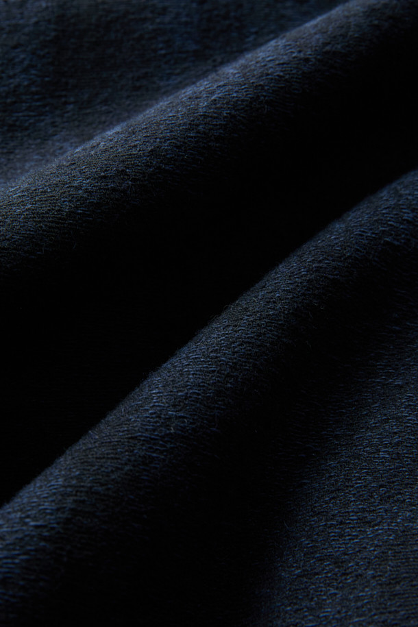 네이비 울 자카드 재킷은 가을과 겨울, 두 계절에 걸쳐 활용하기 좋은 남성용 점퍼입니다. 베이직하면서도 캐주얼한 스타일로, 출근룩과 데이트룩 등 다양한 TPO에 적합합니다. 고급스러운 울, 면, 폴리에스테르, 나일론 혼방 소재로 제작되어 두꺼운 두께감과 넉넉한 오버핏으로 편안한 착용감을 선사합니다. 자카드 패턴이 은은하게 돋보이며, 시보리 디테일과 YKK 2-Way 지퍼를 사용하여 실용성까지 더했습니다. 캐주얼, 클래식, 미니멀 스타일을 즐기는 남성분들께 추천합니다.
