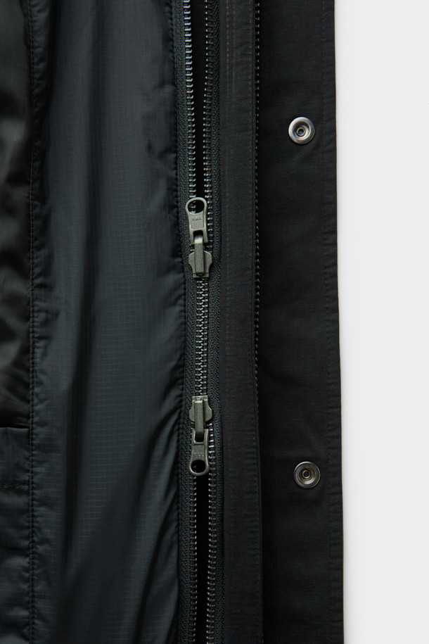 블랙 후드 라이너 필드 재킷은 남성용 점퍼로, 가을과 겨울에 착용하기 좋은 캐주얼 스타일의 아우터입니다. 무지 패턴의 블랙 컬러에 오버핏으로 디자인되었으며, 두꺼운 두께감으로 따뜻함을 더했습니다. 코튼, 폴리에스테르, 나일론 혼방 소재로 제작되었으며, 탈부착 가능한 다운 라이너가 내장되어 있어 보온성을 높였습니다. 허리 스트링과 YKK 2-Way 지퍼 디테일로 실용성을 더했으며, 긴소매와 후드 디자인으로 편안한 착용감을 제공합니다. 안감은 나일론 소재를 사용했습니다.
