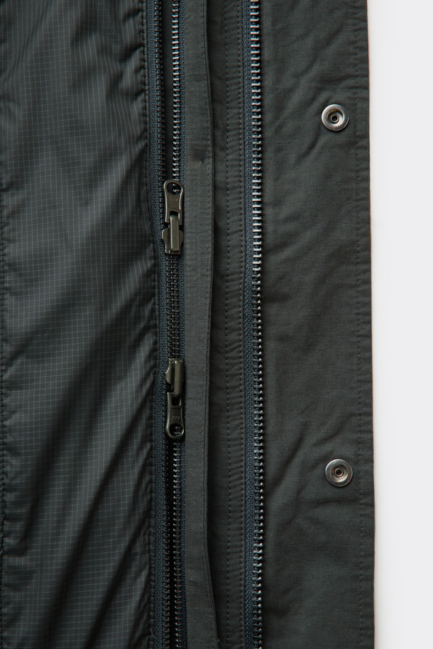 다크 그레이 컬러의 Grey Hood Liner Field Coat (그레이 후드 라이너 필드 코트)입니다. 코튼, 폴리에스테르, 나일론 혼방의 겉감과 두꺼운 두께감으로 겨울철 보온성을 높였습니다. 탈부착 가능한 다운 라이너가 포함되어 있어, 더욱 따뜻하게 착용할 수 있습니다. 허리 스트링과 YKK 2-Way 지퍼, 후드 디자인으로 캐주얼하고 미니멀한 스타일을 연출합니다. 출근룩은 물론, 일상에서도 베이직하게 활용하기 좋은 오버핏 점퍼입니다.
