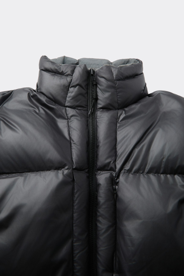 리버시블 다운 재킷은 겨울철 일상과 여행룩에 모두 활용하기 좋은 남성용 아우터입니다. 블랙 컬러의 무지 디자인으로, 캐주얼, 미니멀, 클래식 스타일을 즐겨 입는 분들께 추천합니다. 구스다운 80:20 충전재를 사용하여 보온성을 높였으며, YKK 2-Way 지퍼와 빈티지 워싱 디테일로 고급스러움을 더했습니다. 두꺼운 두께감의 오버핏으로 편안한 착용감을 선사하며, 필요에 따라 양면을 활용할 수 있어 실용적입니다. 긴 소매 기장의 레귤러 기장으로, 어떤 스타일에도 자연스럽게 매치됩니다.
