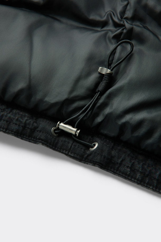 그레이 데님 다잉 후드 다운 재킷은 남성용 겨울 아우터입니다. 캐주얼 및 빈티지 스타일을 결합하여 독특한 분위기를 연출하며, 오버핏의 넉넉한 핏으로 편안함을 더했습니다. 무지 패턴의 데님 소재에 구스다운 80:20 충전재를 사용하여 보온성을 높였으며, 빈티지한 촉감이 특징입니다. YKK 2-Way 지퍼와 파이핑 라인 디테일로 디자인의 완성도를 높였으며, 두꺼운 두께감으로 추운 날씨에도 따뜻하게 착용할 수 있습니다.
