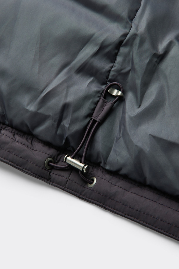 와인 컬러의 Wine Light Fabric 후드 다운 재킷은 겨울철 일상룩과 출근룩에 모두 잘 어울리는 남성용 아우터입니다. 미니멀한 스타일을 추구하는 남성분들을 위한 오버핏 디자인으로, 부드러운 촉감의 폴리에스터 소재와 두꺼운 두께감으로 따뜻함을 선사합니다. 구스다운 80:20 충전재를 사용하여 보온성을 높였으며, ITALY LIMONTA 초경량 소재로 제작되어 가볍고 편안한 착용감을 제공합니다. YKK 2-Way 지퍼 디테일로 실용성을 더했으며, 레귤러 기장의 후드 디자인으로 캐주얼하면서도 클래식한 분위기를 연출합니다.
