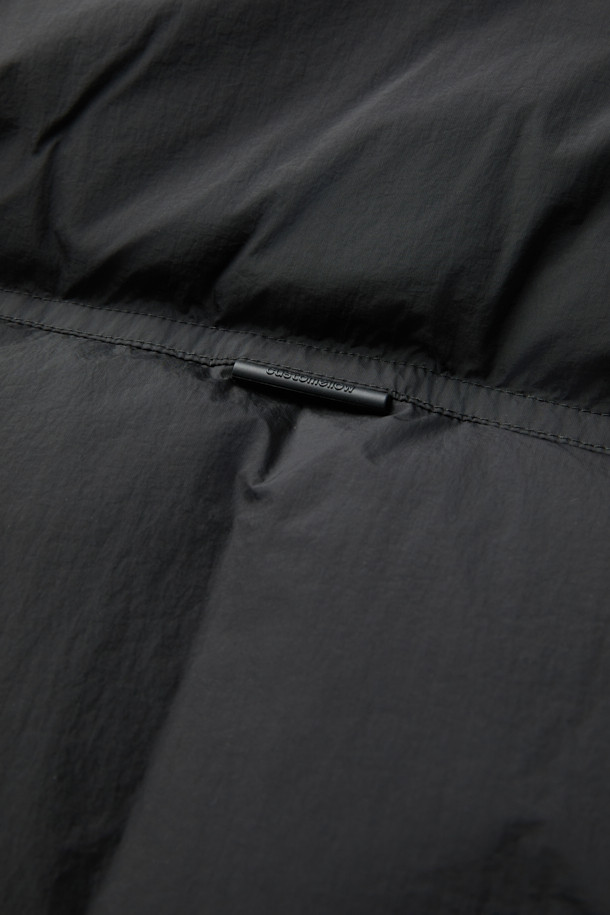 블랙 미들 후드 다운 재킷은 남성용 겨울 점퍼입니다. 미니멀하고 스포티한 스타일의 무지 디자인으로, 출근룩과 여행룩에 모두 잘 어울립니다. 가볍고 따뜻한 초경량 나일론 소재에 구스다운 80:20 충전재를 사용하여 보온성을 높였습니다. 오버핏으로 편안한 착용감을 제공하며, YKK 2-Way 지퍼와 벨크로 탈부착 후드가 특징입니다. 
