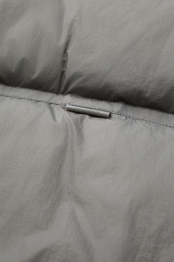 그레이 미들 후드 다운 재킷은 남성용 아우터로, 겨울철 캐주얼 스타일을 연출하기에 적합합니다. 무지 디자인에 오버핏으로 제작되어 편안한 착용감을 선사하며, 출근룩 및 캠핑룩 등 다양한 TPO에 활용할 수 있습니다. 80:20 구스다운 충전재와 두꺼운 두께감으로 뛰어난 보온성을 자랑하며, 벨크로 탈부착 후드, YKK 2-Way 지퍼, 초경량 소재 등 실용적인 기능성을 갖추었습니다. 시티보이, 미니멀 스타일을 선호하는 남성에게 추천하는 필수 아이템입니다.
