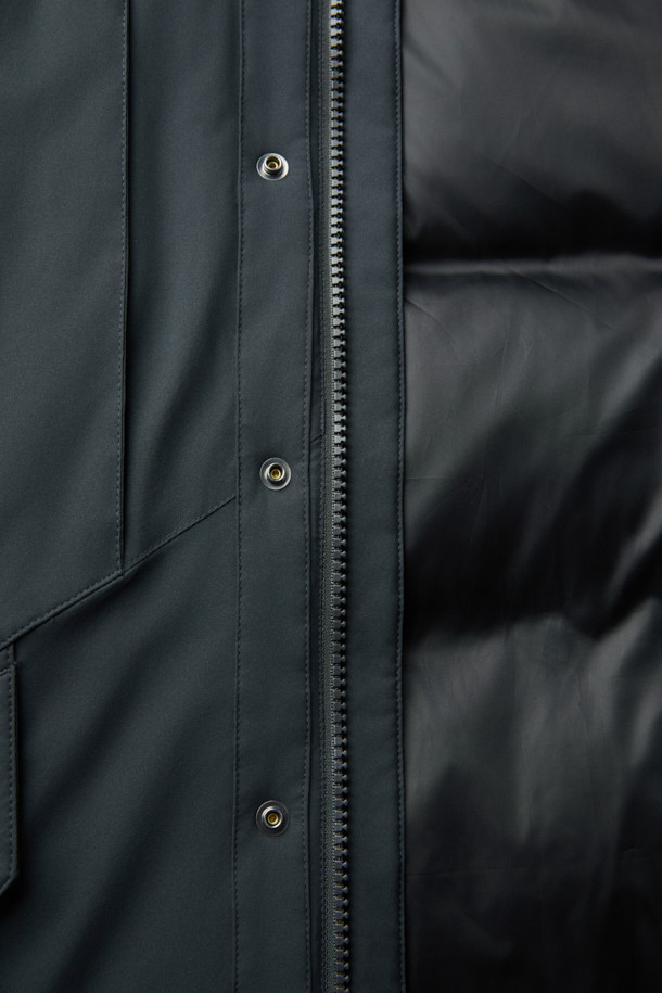 세련된 그레이 롱 다운 재킷입니다. 겨울철 추위를 완벽하게 막아줄 두꺼운 두께감과 오버핏 디자인으로 편안한 착용감을 선사합니다. 미니멀하고 베이직한 스타일로, 출근룩을 포함한 다양한 일상 패션에 활용하기 좋습니다. 80:20 구스다운 충전재와 YKK 2-Way 지퍼, 사이드 지퍼 슬릿, 히든 포켓 디테일로 기능성과 디자인을 모두 갖췄습니다. 폴리에스테르 소재로 제작되어 관리가 용이하며, 긴 소매 기장으로 보온성을 높였습니다.
