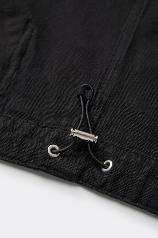 **[BISCO SMITH] 블랙 코튼 후드 집업 재킷**

[BISCO SMITH] 블랙 코튼 후드 집업 재킷은 봄, 가을 간절기에 적합한 아우터입니다. 캐주얼, 스트릿 스타일을 넘나드는 디자인으로, 릴랙스 핏의 크롭 기장이 특징입니다. 면 소재로 제작되어 두꺼운 두께감을 자랑하며, YKK 2-Way 지퍼, 후드 및 밑단 스트링, 전면 포켓 등 실용적인 디테일이 돋보입니다. 'AsAbove' 작품 자수 디테일이 돋보이는 이 재킷은 동네 마실룩, 캠핑룩 등 다양한 TPO에 활용하기 좋습니다.
