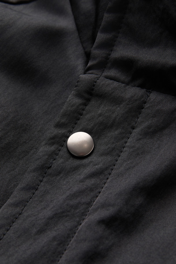 [HED MAYNER] 블랙 오버사이즈 핏 패딩 파카는 겨울철 일상과 출근룩에 모두 잘 어울리는 남성용 점퍼입니다. 부드러운 나일론 소재와 두꺼운 두께감으로 보온성을 높였으며, 오버핏 디자인과 라운드 숄더, 소매 스트랩 디테일이 특징입니다. 퀼팅 안감과 내외부 포켓 구성으로 실용성을 더했으며, 지퍼 여밈 방식으로 간편하게 착용할 수 있습니다. 미니멀하고 시크한 스타일을 연출하기에 좋으며, 다양한 룩에 활용하기 용이합니다.
