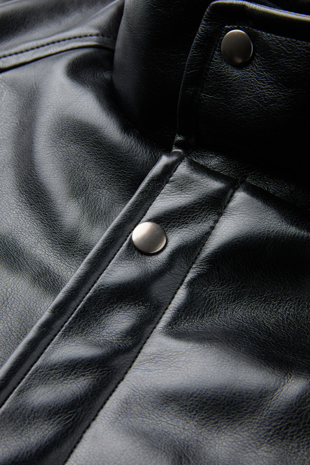 HED MAYNER (헤드 메이너)의 블랙 페이크 레더 패디드 파카는 겨울철 일상에서 모던하고 미니멀한 스타일을 연출하기에 완벽한 아우터입니다. 부드러운 합성 가죽 소재에 넉넉한 오버핏 실루엣으로 편안한 착용감을 선사하며, 퀼팅 안감과 두꺼운 두께로 뛰어난 보온성을 제공합니다. 라운드 숄더, 소매 스트랩, 내/외부 포켓, YKK 2-Way 지퍼, 은은한 광택감 등의 디테일이 돋보이며, 긴 소매 기장으로 세련된 분위기를 더합니다. 시크하고 캐주얼한 스타일을 즐기는 남성분들께 추천하는 아이템입니다.
