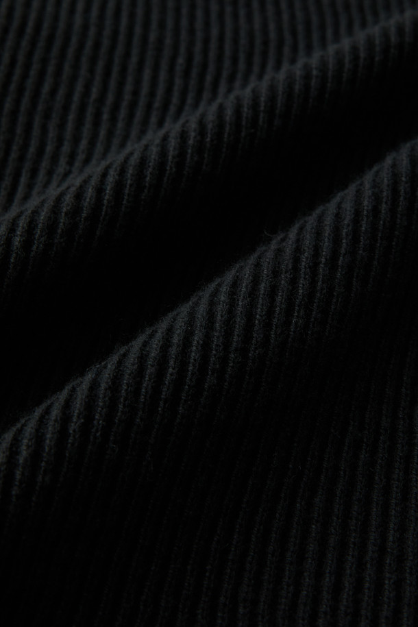 블랙 라인 칼라 가디건은 남성용 상의로, 가을과 겨울에 착용하기 좋은 두꺼운 두께의 니트/스웨터입니다. 코튼 86%와 울 14% 혼방 소재로 제작되어 부드러운 촉감을 선사하며, 퀼팅 안감으로 보온성을 높였습니다. 릴랙스 핏과 긴소매 디자인, 무지 패턴으로 베이직하고 미니멀한 스타일을 연출합니다. 2X1 립 카라와 1OZ 하스 충전재를 사용하여 아우터형 스웨터로도 활용 가능하며, 출근룩과 클래식, 미니멀, 캐주얼 스타일 모두에 잘 어울립니다.
