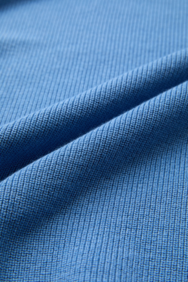 블루 터틀넥 사이드 지퍼 스웨터는 가을과 겨울에 어울리는 남성용 베이직 스타일 니트 스웨터입니다. 울, 코튼, 레이온 혼방 소재로 제작되어 산뜻한 촉감을 선사하며, 14GG 두께로 보온성을 더했습니다. 릴랙스핏으로 편안한 착용감을 제공하며, 사이드 지퍼 디테일이 특징입니다. 출근룩과 비즈니스 캐주얼에 활용하기 좋으며, 클래식, 미니멀, 캐주얼 스타일을 모두 소화할 수 있습니다.
