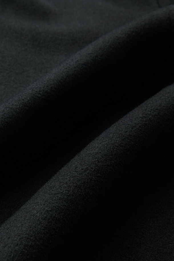 블랙 발마칸 코트는 가을과 겨울, 쌀쌀한 날씨에 돋보이는 아우터입니다. 울, 캐시미어, 폴리에스테르, 나일론, 아크릴, 레이온 등 다양한 소재를 혼방하여 제작되었으며, 부드러운 촉감과 두꺼운 두께로 뛰어난 보온성을 제공합니다. 래글런 소매 디자인과 레귤러핏으로 제작되어 편안한 착용감을 선사하며, 싱글 버튼 여밈 방식으로 미니멀하고 클래식한 분위기를 연출합니다. 일상, 오피스룩, 모임룩 등 다양한 TPO에 활용 가능하며, 미니멀, 클래식, 시크한 스타일을 즐기는 분들께 추천합니다.
