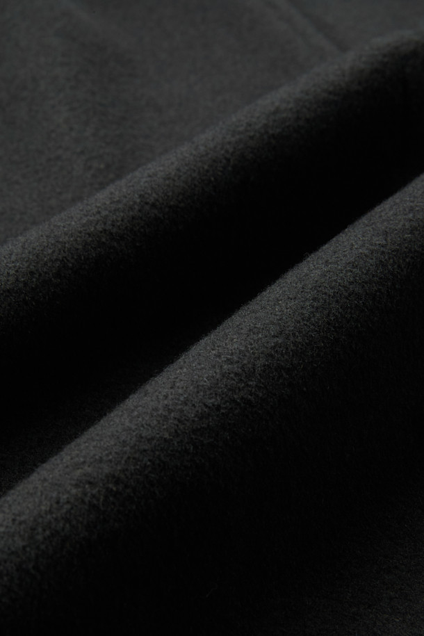 세련된 스타일을 완성하는 그레이 발마칸 코트입니다. 가을, 겨울 시즌에 어울리는 두꺼운 두께감으로 따뜻하게 착용 가능하며, 울, 캐시미어, 폴리에스터, 나일론, 아크릴, 레이온 등 다양한 소재 혼방으로 부드러운 촉감을 선사합니다. 래글런 소매 디자인과 레귤러핏으로 편안한 착용감을 제공하며, 버튼 여밈 방식과 미니멀하고 클래식한 디자인이 돋보입니다. 출근룩, 겨울 데일리룩, 오피스룩 등 다양한 TPO에 활용하여 시크한 스타일을 연출해보세요.
